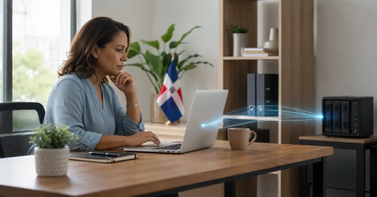 HTTPS es una protección básica para cualquier sitio web empresarial. Cifra la comunicación entre el navegador de una persona y el servidor donde está alojada la página. Esto reduce el riesgo de que terceros intercepten o alteren la información mientras viaja por la red. Sin embargo, ver un candado o una dirección que comienza con https:// no significa que todo el sitio sea seguro. HTTPS protege una parte concreta del recorrido de los datos. No corrige contraseñas débiles, programas desactualizados, formularios mal configurados, copias de seguridad inexistentes ni archivos infectados. Para una empresa nueva de República Dominicana, la decisión práctica no consiste solamente en “tener un certificado SSL”. Conviene comprobar que el certificado sea válido, que todo el sitio use HTTPS, que no haya recursos inseguros y que exista una rutina de mantenimiento. Esta guía explica qué revisar y qué preguntar a su proveedor. Qué es HTTPS y por qué importa a una empresa HTTPS es la versión cifrada del protocolo HTTP. Utiliza TLS, una tecnología que protege la comunicación entre el dispositivo del visitante y el servidor. Aunque muchas personas siguen hablando de “certificado SSL”, los sitios actuales utilizan TLS; el nombre SSL se conserva por costumbre comercial. Cuando una persona abre una página con HTTPS, el navegador verifica el certificado presentado por el servidor. Si la identidad técnica coincide y el certificado es válido, ambos establecen una conexión cifrada. A partir de ese momento, la información viaja de una forma mucho más difícil de leer o modificar por terceros en tránsito. Esto importa incluso cuando el sitio no vende en línea. Un portal empresarial puede recibir nombres, teléfonos, correos, mensajes, reservas o solicitudes de cotización. También puede incluir un acceso administrativo. Proteger esas comunicaciones es parte de una presencia profesional. Las tres protecciones principales de HTTPS Primero, HTTPS aporta confidencialidad durante el tránsito. La información intercambiada se cifra para que no quede expuesta como texto legible en una red insegura. Segundo, aporta integridad. Ayuda a impedir que el contenido enviado entre servidor y navegador sea modificado silenciosamente durante el trayecto. Esto es importante cuando una página muestra instrucciones, enlaces, formularios o datos comerciales. Tercero, aporta autenticación técnica del servidor. El certificado ayuda al navegador a comprobar que se está comunicando con el dominio para el cual fue emitido. Esta verificación no evalúa la honestidad del negocio ni la calidad de sus servicios, pero sí reduce ciertos riesgos de suplantación durante la conexión. Qué HTTPS no puede resolver por sí solo HTTPS no convierte automáticamente un sitio en una plataforma segura. Un sitio malicioso también puede obtener un certificado. El cifrado protege la conexión con ese sitio, pero no demuestra que la empresa sea legítima ni que sus prácticas sean correctas. Tampoco elimina vulnerabilidades en WordPress, complementos, temas, formularios o aplicaciones personalizadas. Si una extensión está desactualizada o contiene un fallo, el certificado no la repara. Por eso HTTPS debe convivir con actualizaciones, control de accesos, copias de seguridad y monitoreo. El candado tampoco protege una contraseña fácil de adivinar. Si el acceso administrativo usa credenciales compartidas o sin autenticación adicional, el problema permanece. De la misma manera, HTTPS no evita que un empleado entregue su contraseña en una página falsa. Finalmente, HTTPS no garantiza mejores posiciones en Google, más clientes ni más ventas. Es una condición técnica importante y una señal de cuidado, pero el posicionamiento depende también de contenido útil, estructura, experiencia, autoridad y otros factores. Cómo comprobar si su sitio utiliza HTTPS correctamente La revisión inicial puede comenzar sin herramientas especiales. Abra la página principal y confirme que la dirección comience con https://. Después, visite páginas de servicios, contacto, formularios, blog y cualquier área de acceso. Observe si el navegador muestra una advertencia. Los navegadores actuales no siempre presentan un candado destacado; algunos utilizan un icono de controles del sitio. Lo importante es que no aparezcan mensajes de conexión no segura, certificado vencido o identidad no válida. Pruebe también escribir la dirección con http://. Esa versión debe redirigir automáticamente hacia la equivalente con HTTPS. Si ambas versiones permanecen accesibles, pueden existir enlaces inseguros, confusión para visitantes y duplicidad técnica. Revise el certificado desde la información del sitio en el navegador. Compruebe que corresponda al dominio, que no esté vencido y que incluya las variantes necesarias, por ejemplo con y sin www cuando ambas se utilizan. Haga la misma prueba desde un teléfono y una computadora. Un error puede aparecer solo en una ruta, un subdominio o una página antigua. También conviene revisar enlaces compartidos previamente y códigos QR para confirmar que terminan en la versión segura. El problema del contenido mixto Un sitio puede cargar su página principal mediante HTTPS y, al mismo tiempo, solicitar una imagen, una hoja de estilos, una fuente o un script mediante HTTP. Esto se conoce como contenido mixto. El navegador puede bloquear el recurso inseguro o mostrar una advertencia. Como resultado, una imagen puede desaparecer, un formulario puede fallar o el diseño puede verse incompleto. Además, la página deja de ofrecer una protección coherente. El contenido mixto suele aparecer después de una migración, un cambio de dominio, una restauración o la reutilización de enlaces antiguos. La solución requiere localizar cada recurso HTTP, reemplazarlo por su versión HTTPS y confirmar que el servidor de origen admita una conexión segura. No conviene ocultar la advertencia sin corregir la causa. El objetivo no es hacer que el navegador deje de avisar, sino conseguir que todos los recursos de la página se carguen de forma segura. Certificado instalado no significa mantenimiento terminado Los certificados tienen una vigencia y deben renovarse. Muchos proveedores automatizan la renovación, pero una configuración incorrecta, un cambio de servidor o un problema de dominio puede interrumpirla. La empresa debe saber quién administra el certificado, cómo se renueva y quién recibe las alertas. No es recomendable que esa información dependa exclusivamente de una persona externa sin un registro accesible para el propietario. También conviene documentar el proveedor de dominio, el alojamiento, los datos de acceso, la fecha de renovación y el responsable técnico. Esta organización complementa el control del dominio, el hosting y el correo corporativo. Después de renovar, se debe comprobar que el certificado nuevo se esté sirviendo realmente. Un proceso puede indicar éxito y, aun así, una configuración intermedia puede presentar el certificado anterior. Qué debe pedir a quien desarrolla o mantiene el sitio Solicite que todas las páginas y recursos usen HTTPS, no solamente la portada. Pida una redirección permanente y coherente desde HTTP hacia HTTPS y confirme que no existan bucles. Pregunte cómo se gestiona la renovación del certificado y qué sucede si falla. El responsable debe poder explicar quién recibe la alerta y cuál es el procedimiento de recuperación. Solicite una revisión de contenido mixto después de migraciones, rediseños o restauraciones. También deben actualizarse enlaces internos, etiquetas canónicas, sitemap y configuraciones de servicios externos cuando todavía apunten a HTTP. Pida que los accesos administrativos utilicen contraseñas únicas y, cuando sea posible, autenticación de dos factores. Confirme además que existan copias de seguridad verificables y un plan de actualización. Una respuesta profesional distingue el certificado del resto de la seguridad. Si alguien promete que instalar SSL hace “imposible” un ataque, está simplificando demasiado. Una revisión básica en siete pasos Empiece por abrir las páginas más importantes y verificar que no aparezcan advertencias. Continúe probando la redirección desde HTTP y comprobando la vigencia del certificado. Después revise formularios, áreas de acceso, imágenes y archivos descargables. Busque contenido mixto y confirme que las integraciones externas también usen HTTPS. Identifique al responsable de las renovaciones y deje documentados el proveedor y las alertas. Complete la revisión con actualizaciones, contraseñas seguras y copias de seguridad. Repita este control después de cualquier cambio de hosting, dominio, plantilla, complemento o configuración de CDN. También resulta prudente incluirlo en el mantenimiento mensual del sitio. Errores frecuentes que una empresa puede evitar Un error común es proteger solo la página principal. Cada ruta del sitio, incluidos subdominios y formularios, necesita una configuración coherente. Otro error es dejar enlaces internos con HTTP y confiar únicamente en la redirección. La redirección es necesaria, pero los enlaces deben apuntar directamente al destino seguro para reducir pasos y evitar dependencias. También es frecuente pensar que un certificado gratuito es necesariamente inferior. Lo importante es que provenga de una autoridad reconocida, corresponda al dominio, esté correctamente instalado y se renueve a tiempo. La diferencia comercial entre certificados no sustituye una evaluación técnica. Por último, algunas empresas compran servicios adicionales sin entender qué problema resuelven. Antes de pagar, pida una explicación clara del alcance, las responsabilidades y la forma de comprobar el resultado. Preguntas frecuentes ¿HTTPS y certificado SSL son exactamente lo mismo? No. HTTPS es el protocolo seguro utilizado por el sitio. El certificado digital permite autenticar el dominio y establecer la conexión cifrada mediante TLS. “Certificado SSL” es una expresión comercial todavía muy utilizada. ¿Un sitio con HTTPS puede ser falso o peligroso? Sí. HTTPS protege la comunicación con el dominio visitado, pero no certifica la honestidad de una empresa. Conviene revisar el nombre del dominio, la identidad del negocio y cualquier señal de fraude. ¿Necesito HTTPS si mi sitio solo muestra información? Sí. Aunque no procese pagos, puede recibir formularios, proteger la integridad del contenido y ofrecer una conexión más confiable. Además, los navegadores esperan HTTPS como práctica normal. ¿Qué ocurre si el certificado vence? El navegador puede mostrar una advertencia e impedir o desalentar el acceso. La empresa puede perder consultas y confianza hasta que el certificado sea renovado y servido correctamente. ¿HTTPS reemplaza las copias de seguridad? No. El cifrado de la conexión y la recuperación de datos resuelven problemas diferentes. Un sitio necesita ambos, junto con actualizaciones y controles de acceso. Conclusión HTTPS es una base indispensable, pero su función debe entenderse con precisión. Protege la comunicación entre navegador y servidor, ayuda a verificar el dominio y reduce determinados riesgos durante el tránsito de datos. La empresa todavía necesita mantenimiento, renovaciones, actualizaciones, contraseñas sólidas, copias de seguridad y supervisión. La mejor decisión no es conformarse con ver un candado, sino comprobar que toda la configuración funciona y que existe una persona responsable.